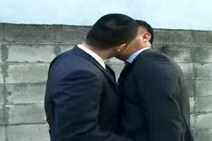 【エロメンBL】ガタイの良いリーマン2人が野外で濃厚なキスを交わしてフェラしちゃうゲイ動画